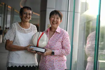 Anugerah Tokoh Singapura 2023 disampaikan kepada bekas jururawat, Cik Ronita Paul (kiri) dan penyelaras sukarelawan, Cik Geraldine Lee. 