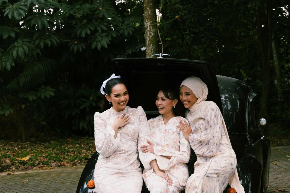 Di sebalik keceriaan yang terpampang pada foto ini, anggota De Fam, (dari kiri) Azira Shafinaz, Sophia Liana dan Cik Manggis melalui peristiwa melucukan apabila kereta yang dipandu mati enjinnya dan mereka perlu menolak kereta tersebut dengan masih menyarung baju kurung putih ini.