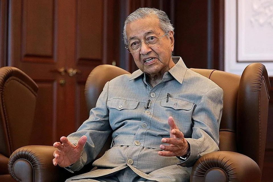 KEDUDUKAN TERANCAM: Kedudukan Datuk Seri Mukhriz dan Dr Mahathir (atas) sebagai pemimpin Parti Pribumi Bersatu Malaysia yang mereka asaskan tampak bakal berakhir dengan kumpulan yang menyokong Tan Sri Muhyiddin semakin hilang sabar dengan tindakan mereka berdua terus menyokong kerajaan Pakatan Harapan (PH) sebelum ini. - Foto fail
