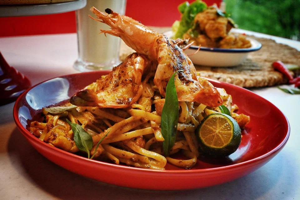LINGUINE LAKSA KERING: Aroma hidangan pasta ini sangat harum dan menyelerakan serta dihidang bersama dua udang harimau dan taburan daun kesum.