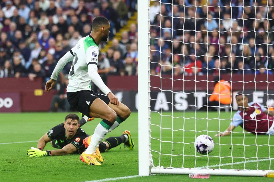 Penyerang Liverpool, Cody Gakpo, menampan masuk gol kedua pasukannya ketika pemain Aston Villa, Emiliano Martinez dan Ezri Konsa hanya mampu memerhati pada aksi Liga Perdana England di Villa Park, Birmingham.