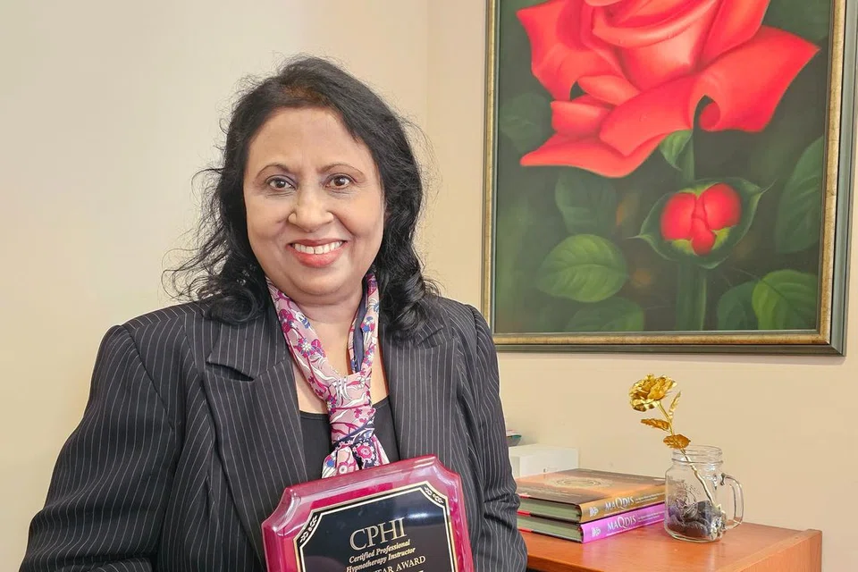 TERIMA PENGIKTIRAFAN: Cik Fauziah Shah, diberi pengiktirafan sebagai Jurulatih Hipnoterapi Profesional Terbaik pada 2019 oleh Banyan Hypnosis Center di Amerika Syarikat atas cara teknik dan cara beliau mengajar kursus pensijilan hipnoterapi yang cemerlang.