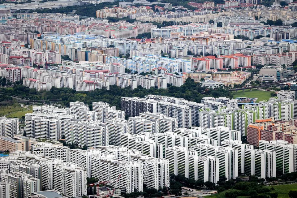 Sebanyak 12,656 isi rumah telah sertai Skim Beli Balik Pajakan (LBS) yang membenarkan warga emas berusia sekurang-kurangnya 65 tahun untuk menjual baki tempoh pajakan flat mereka kepada Lembaga Perumahan dan Pembangunan (HDB).