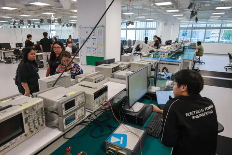 Makmal Tenaga dan Elektrik di kampus SIT memberi siswa universiti peluang memperoleh pengalaman melalui pengetahuan teori dengan latihan amali khususnya bagi industri tenaga. 