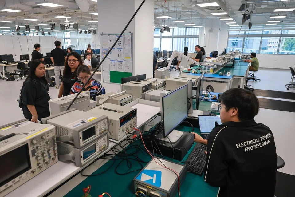 Makmal Tenaga dan Elektrik di kampus SIT memberi siswa universiti peluang memperoleh pengalaman melalui pengetahuan teori dengan latihan amali khususnya bagi industri tenaga. 