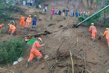 Dalam foto edaran yang dikeluarkan Pasukan Tindak Balas Bencana Kebangsaan (NDRF), anggota NDRF mencari mangsa yang terselamat selepas runtuhan tanah besar menghempap sebuah bas penumpang pada malam 7 Oktober, berhampiran Bilaspur di negeri Himachal Pradesh, utara India, 8 Oktober 2025.