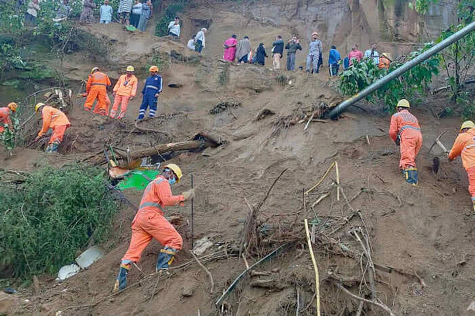 Dalam foto edaran yang dikeluarkan Pasukan Tindak Balas Bencana Kebangsaan (NDRF), anggota NDRF mencari mangsa yang terselamat selepas runtuhan tanah besar menghempap sebuah bas penumpang pada malam 7 Oktober, berhampiran Bilaspur di negeri Himachal Pradesh, utara India, 8 Oktober 2025.
