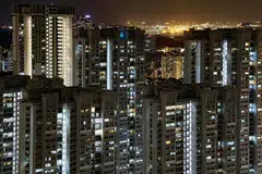 Purata bil elektrik bulanan untuk keluarga yang tinggal di flat HDB empat bilik akan berkurangan sebanyak $3 sebelum Cukai Barangan dan Perkhidmatan (GST), turun daripada $114.92 kepada $111.92.