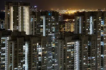 Purata bil elektrik bulanan untuk keluarga yang tinggal di flat HDB empat bilik akan berkurangan sebanyak $3 sebelum Cukai Barangan dan Perkhidmatan (GST), turun daripada $114.92 kepada $111.92.