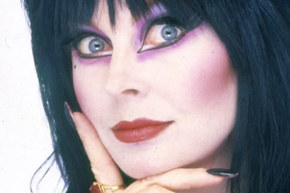 Elvira berkecil hati dengan Ariana Grande dan menganggap selebriti itu tidak profesional kerana enggan berfoto dengannya dalam satu acara keramaian yang turut dihadiri 20 teman Grande.