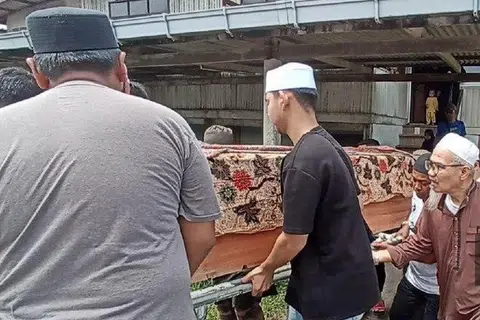Encik Din Ismail, 68 (tiga dari kanan) mengusung keranda jenazah anaknya, Allahyarham Ahmad Yusuf untuk disembahyangkan di Masjid Kampung Bukit Tumbuh sebelum disemadikan di Tanah Perkuburan Islam kampung berkenaan.
