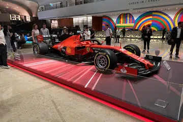 PEMINAT SCUDERIA FERRARI: Replika kereta SF90 dipaparkan di Hotel Tower 1, Marina Bay Sands. 