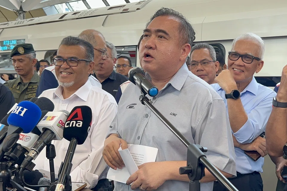 Menteri Pengangkutan Malaysia, Encik Anthony Loke (tengah), mengadakan sidang media selepas meninjau kemajuan RTS Link Johor Bahru-Singapura pada 18 Ogos.