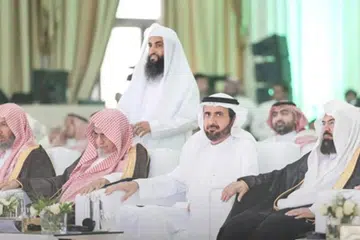 PELANTIKAN BARU:  Sheikh Abdul Rahman Al-Sudais (berdiri) dan Dr Tawfiq Al-Rabiah (duduk dua dari kanan dibarisan depan) diberi peranan lebih besar di bawah kerajaan Raja Salman.