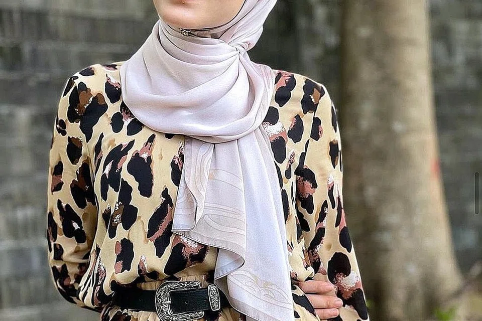 JADUAL TIDAK MENGIZINKAN: Uyaina Arshad berat hati tetapi terpaksa melepaskan peluang mengacara bersama Datuk Aznil Nawawi, atau Pak Nil, dek jadual yang terganggu ekoran Perintah Kawalan Pergerakan (PKP). - Foto INSTAGRAM UYAINA ARSHAD