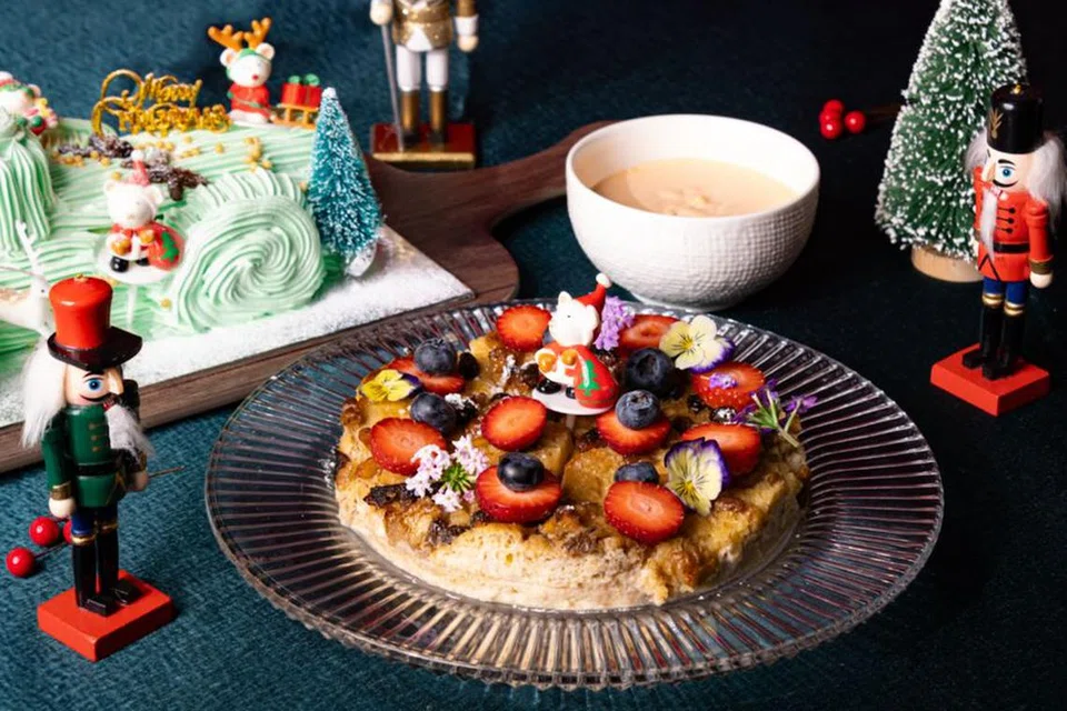 Pencuci mulut, ‘Kaya Bread & Butter Pudding’ with ‘Teh C’ Crème Anglaise ($32) dari Shiok Kitchen Catering.