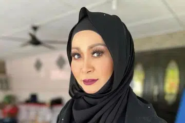 MASIH SAMA: Liza berkata beliau masih Liza Abdullah yang dahulu, sedang beliau masih dicari-cari penerbit. - Foto INSTAGRAM LIZA ABDULLAH