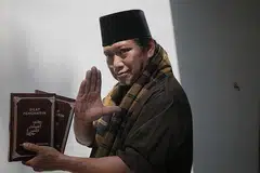 KONGSI TENTANG SILAT PENGANTIN: Guru dan penggiat silat, Encik Iskandar Muda Abdul Jalil Rais, berharap bukunya 'Silat Pengantin' akan menggalak orang ramai lebih mendalami ilmu silat. Silat bukan sekadar pertahanan diri, malah boleh mengajar orang ramai tentang pendidikan dan budaya. Beliau dirakam di rumahnya dalam kawasan Hougang kelmarin. - Foto BH oleh JASON QUAH