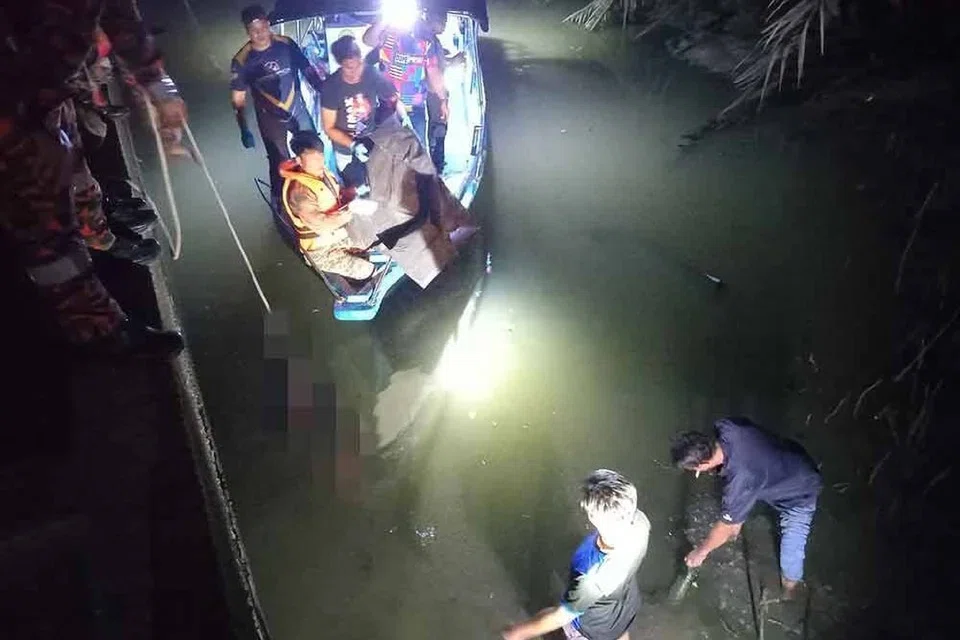 Seorang lelaki maut ketika cuba menyelamatkan anaknya terjatuh ke dalam sungai di Jalan Bukit Jati, Kampung Bukit Jati, Klang pada 26 Mac.