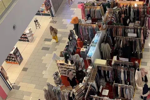 Selain butik, penjual kecil-kecilan juga tidak lepaskan peluang berniaga dengan reruai pop-up di KL East Mall.