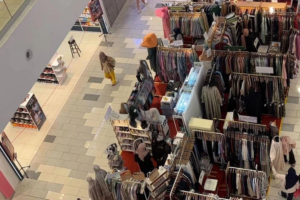 Selain butik, penjual kecil-kecilan juga tidak lepaskan peluang berniaga dengan reruai pop-up di KL East Mall.