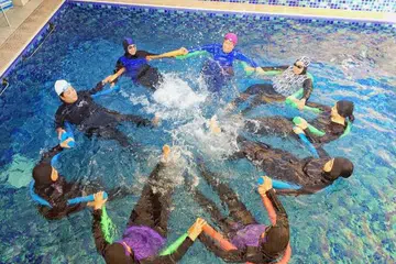 Senamrobik Air seperti yang dianjurkan di Muslimah Swim Club sesuai untuk semua peringkat usia termasuk warga emas.