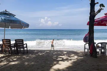 PELANCONG TIDAK RAMAI TIBA SEPERTI DIJANGKA: Awal bulan ini, Indonesia buka semula Bali kepada pelancong luar negeri. Namun, ketibaan penerbangan antarabangsa lebih rendah daripada dijangka. - Foto EPA-EFE