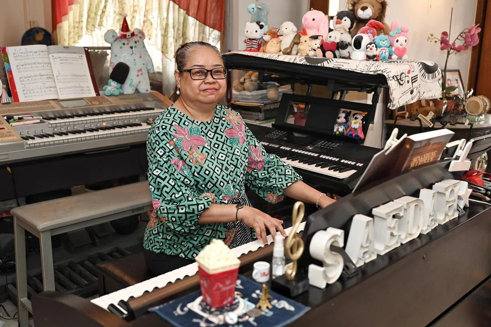 VERSATIL: Cik Saedah Samat-Alkaff boleh bermain bermacam alat muzik termasuk piano, keyboard dan alat genderang.