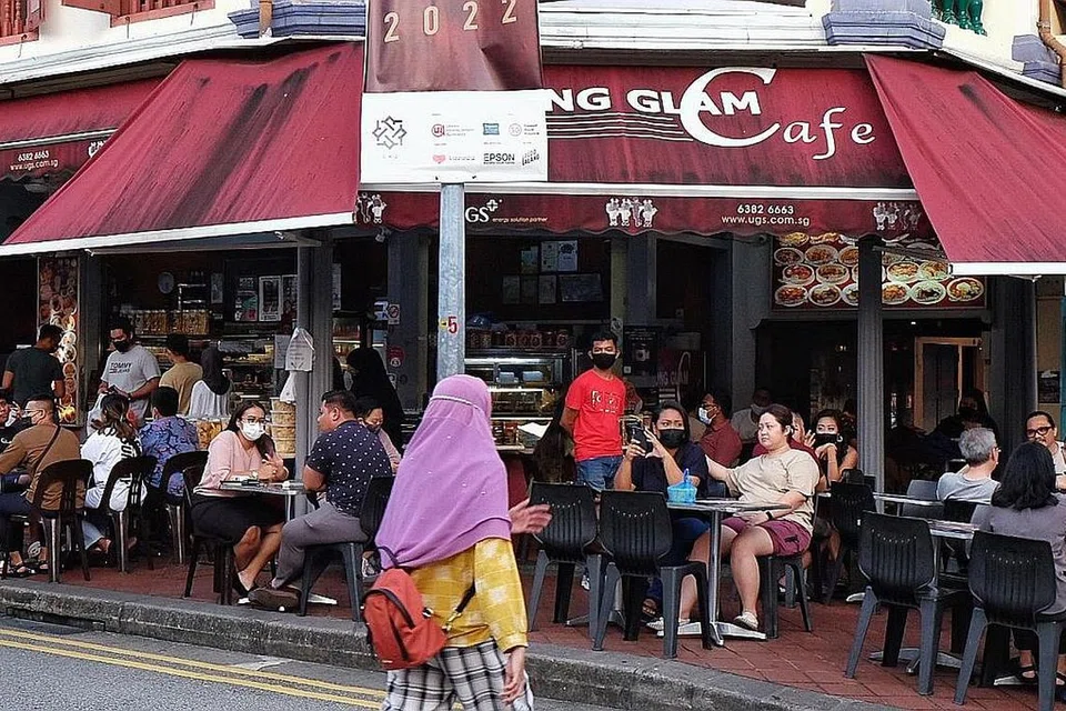 TURUT JADI TARIKAN: Restoran lain di kawasan Kampong Glam turut menarik ramai pelanggan semasa waktu berbuka puasa, dengan kelonggaran peraturan bagi orang ramai berkumpul dan makan bersama.