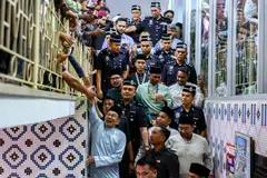 Perdana Menteri Malaysia, Datuk Seri Anwar Ibrahim (depan, kiri), sempat beramah-tamah dengan orang ramai ketika ke Masjid India, Kuala Lumpur, untuk menunaikan solat Jumaat bersama 5,000 anggota jemaah lain.