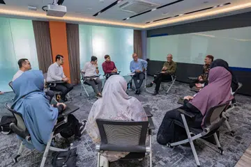 DENGAR KEPRIHATINAN: Menteri Bertanggungjawab bagi Ehwal Masyarakat Islam, Encik Masagos Zulkifli Masagos Mohamad (berbaju hijau), antara lain membincangkan tentang gaji asatizah dalam dialog dua jam bersama asatizah pada Jumaat.