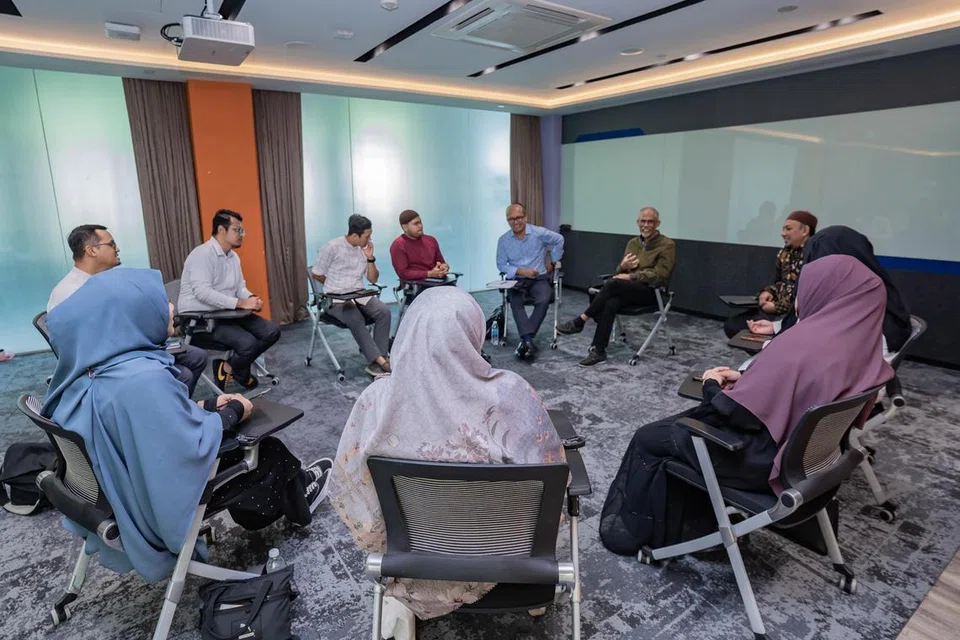 DENGAR KEPRIHATINAN: Menteri Bertanggungjawab bagi Ehwal Masyarakat Islam, Encik Masagos Zulkifli Masagos Mohamad (berbaju hijau), antara lain membincangkan tentang gaji asatizah dalam dialog dua jam bersama asatizah pada Jumaat.