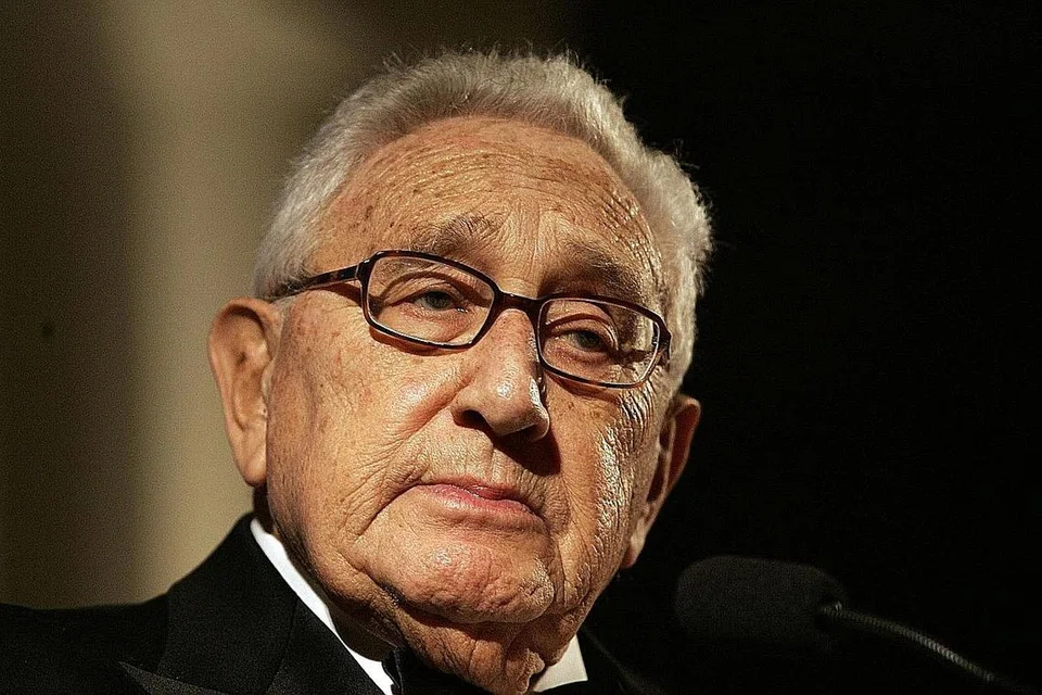 DIHORMATI AMERIKA DAN CHINA: Presiden Amerika Syarikat, Encik Joe Biden, dan rakan sejawatannya dari China, Encik Xi Jinping, boleh bersetuju bahawa mantan Setiausaha Pertahanan Amerika, Dr Henry Kissinger (gambar) boleh diterbangkan ke Beijing untuk memulihkan hubungan Amerika-China. - Foto fail