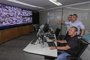 TUGAS PENTING BAGI SINGAPURA: Bermula sebagai seorang jurutera di PUB sejak 22 tahun lalu, Encik Ridzuan (tengah) kini menjadi Pengarah Bekalan Air (Rangkaian) PUB yang bertanggungjawab mengetuai jabatan terbesar di PUB yang membekalkan air bersih kepada semua pengguna di Singapura. - Foto BH oleh IQBAL FAIZAL