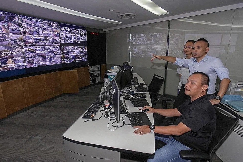 TUGAS PENTING BAGI SINGAPURA: Bermula sebagai seorang jurutera di PUB sejak 22 tahun lalu, Encik Ridzuan (tengah) kini menjadi Pengarah Bekalan Air (Rangkaian) PUB yang bertanggungjawab mengetuai jabatan terbesar di PUB yang membekalkan air bersih kepada semua pengguna di Singapura. - Foto BH oleh IQBAL FAIZAL