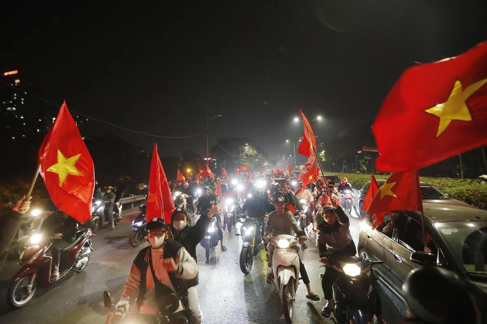 Penyokong Vietnam memenuhi jalan raya di Hanoi sambil mengibarkan bendera negara mereka selepas kejayaan pasukan bola sepak negara itu menjulang Piala AFF, menewaskan juara bertahan, Thailand.