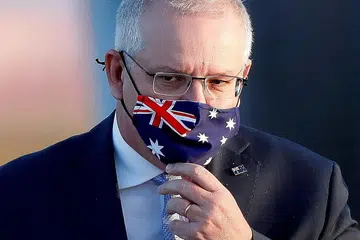 TINDAK BALAS: Perdana Menteri Australia, Encik Scott Morrison, mengkritik tindakan China kerana tidak memohon maaf dan menyifatkan gambar askar Australia memegang pisau berlumuran darah di leher budak lelaki Afghanistan yang dimuat naik ke Twitter oleh pegawai China sebagai satu penghinaan keterlaluan. - Foto REUTERS