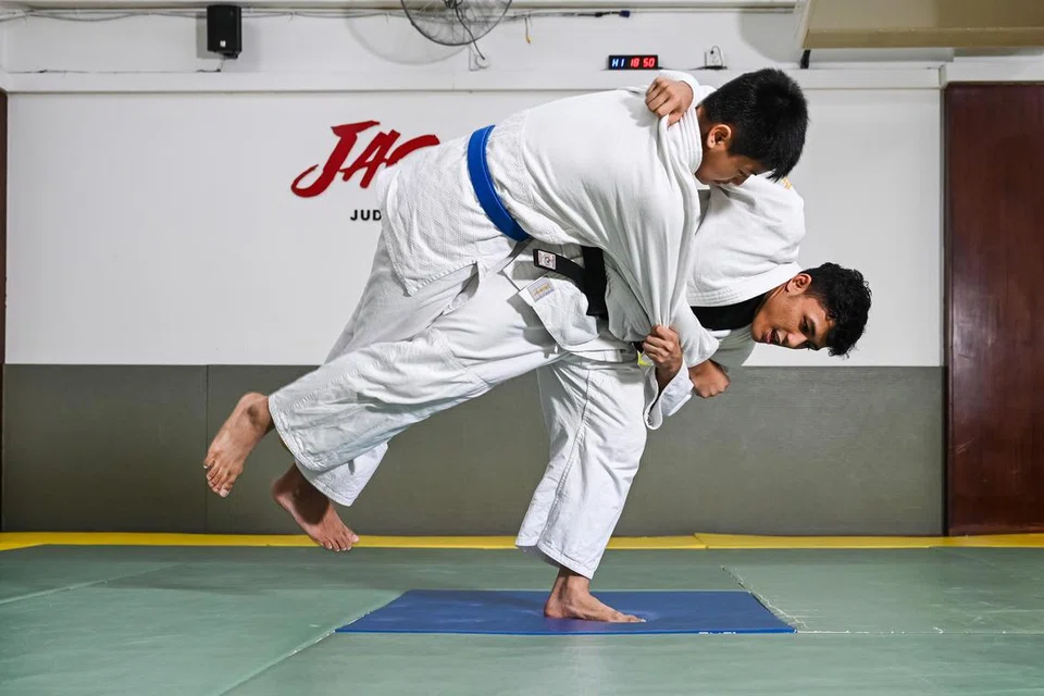 Semangat Aryan Azman (kanan) untuk bertanding tercetus sejak menuntut di Sekolah Menengah St Gabriel apabila beliau diberi peluang mencuba sukan judo. 