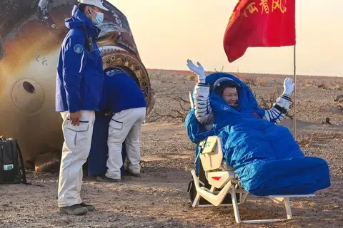Angkasawan, Encik Wang Jie, daripada kru Shenzhou-20 melambaikan tangan di luar kapsul kepulangan pesawat angkasa Shenzhou-21 yang mendarat di tapak pendaratan Dongfeng di Wilayah Autonomi Mongolia, China pada 14 November.