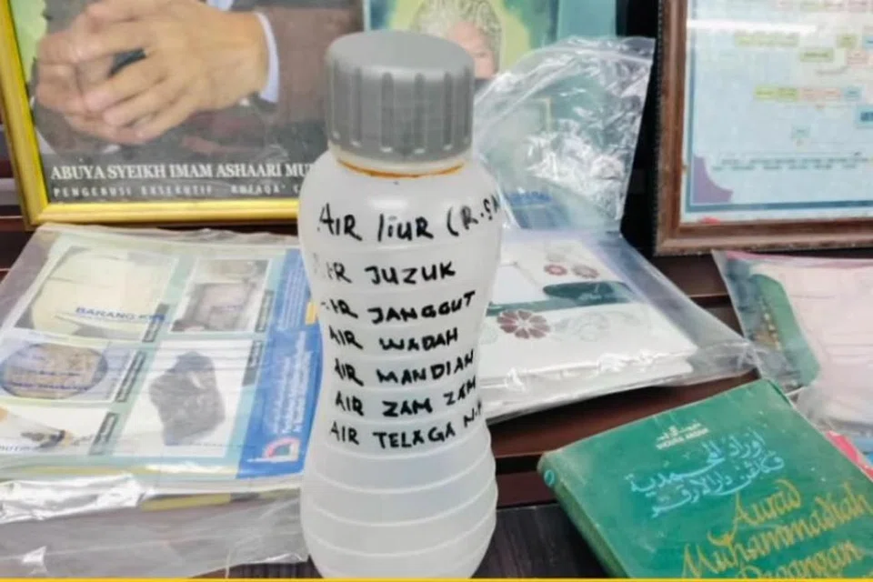 Antara ‘barangan berkat’ milik pemimpin Global Ikhwan Service and Business Holdings (GISBH) yang dipercayai menyesatkan pengikutnya untuk mendewakan pemimpin mereka.