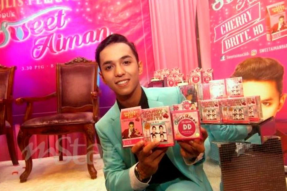 ANGGAP HADIAH PEMANGKIN SEMANGAT: Aiman Tino dihadiahkan kereta dengan pemandu oleh Pengarah Urusan Wonder Glow Cosmetics (M) Sdn Bhd bagi memudahkannya mempromosi produk kecantikan keluarannya, Sweet Aiman. - Foto MSTAR ONLINE