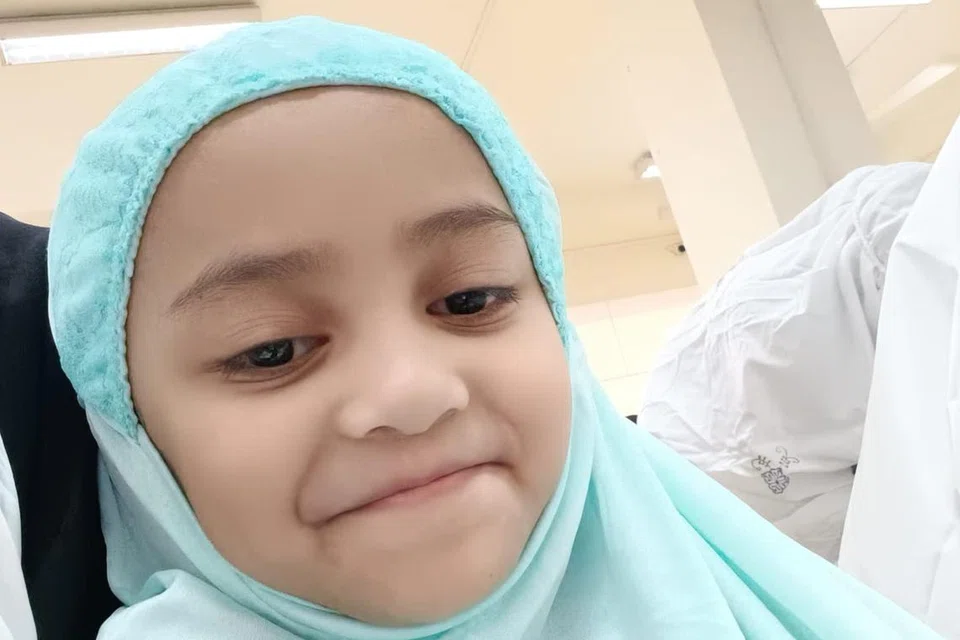 Allahyarhamha Raisya Ufairah Mohammed Ashraff mengambil swafoto ketika menunaikan solat Hari Raya Aidiladha di Masjid Alkaff Kampung Melayu pada 10 Julai 2022, tujuh hari sebelum pemergiannya. 