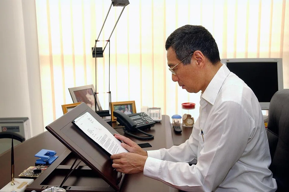 Pada hari pertama beliau sebagai Perdana Menteri, tugas segera Encik Lee Hsien Loong ialah menyiapkan ucapan Rapat Hari Kebangsaan. Beliau mengumumkan beberapa daya usaha baru termasuk dasar ‘kerja lima hari minggu’ yang menghapuskan kerja separuh hari pada Sabtu, berkuat kuasa 1 Januari 2005, dan lanjutan cuti bersalin kepada 12 minggu.