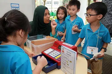 RINGKAS DAN PADAT: Perkataan tadika ialah ringkasan bagi taman didikan kanak-kanak (gambar kiri) bagi permudah penggunaannya. - Foto fail