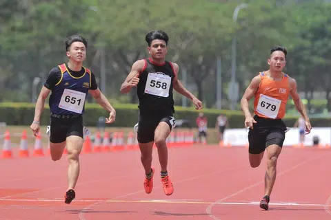 Kejohanan Singapore Athletics himpunkan atlet tempatan dan antarabangsa dan lahirnya bakat baru seperti Marc Brian Louis (tengah) yang baru rangkul pingat perak di acara 200 meter di Sukan SEA 2025.