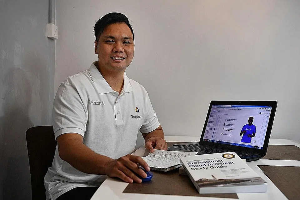 SENTIASA POSITIF: Encik Muhammad Khairunnizam menasihatkan mereka yang masih belum mendapat pekerjaan disebabkan Covid-19 agar sentiasa berfikiran positif dan usah rasa sudah terlambat pertingkat kemahiran diri. - Foto BH oleh CHONG JUN LIANG