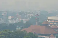 PEMANDANGAN KABUR: Penduduk di estet perumahan Eunos memulakan pagi semalam dengan mengadu terbau asap dan menyaksikan pemandangan kabur ke arah Masjid Darul Aman dan kawasan Marine Parade akibat jerebu. - Foto TUKIMAN WARJI