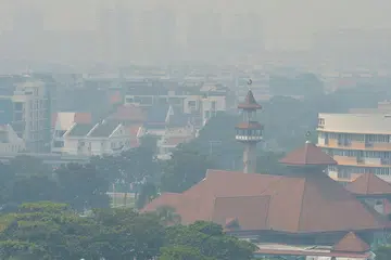 PEMANDANGAN KABUR: Penduduk di estet perumahan Eunos memulakan pagi semalam dengan mengadu terbau asap dan menyaksikan pemandangan kabur ke arah Masjid Darul Aman dan kawasan Marine Parade akibat jerebu. - Foto TUKIMAN WARJI