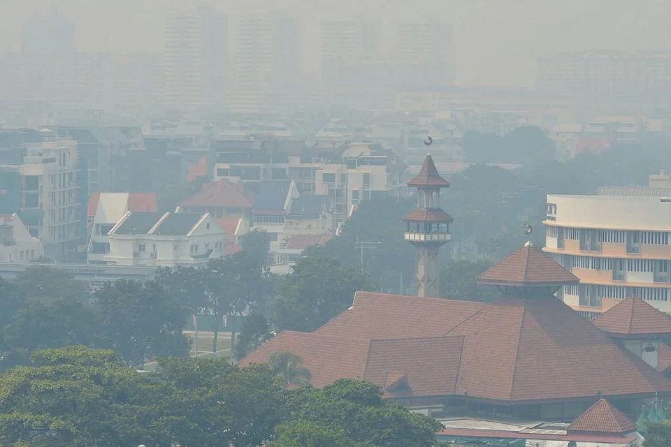 PEMANDANGAN KABUR: Penduduk di estet perumahan Eunos memulakan pagi semalam dengan mengadu terbau asap dan menyaksikan pemandangan kabur ke arah Masjid Darul Aman dan kawasan Marine Parade akibat jerebu. - Foto TUKIMAN WARJI