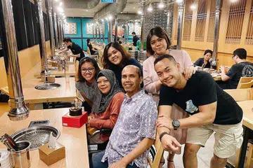 SAAT BAHAGIA: Cik Elyna (berdiri dua dari kanan) bersama keluarganya semasa menyambut ulang tahun ibunya pada 2 Januari lalu. - Foto ihsan ELYDIA AZMAN